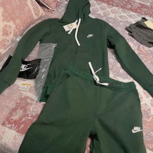 Brand new never worn size small Nike set